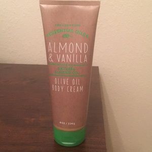 Almond and vanilla body cream